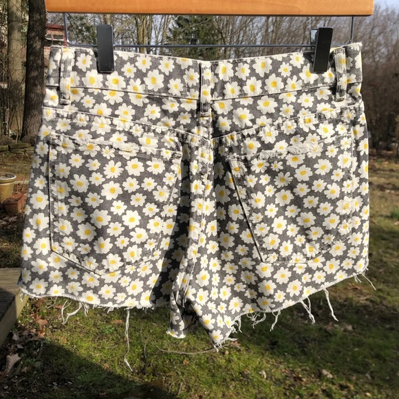 Zara Daisy Floral Denim High Rise Short - Picture 6 of 10
